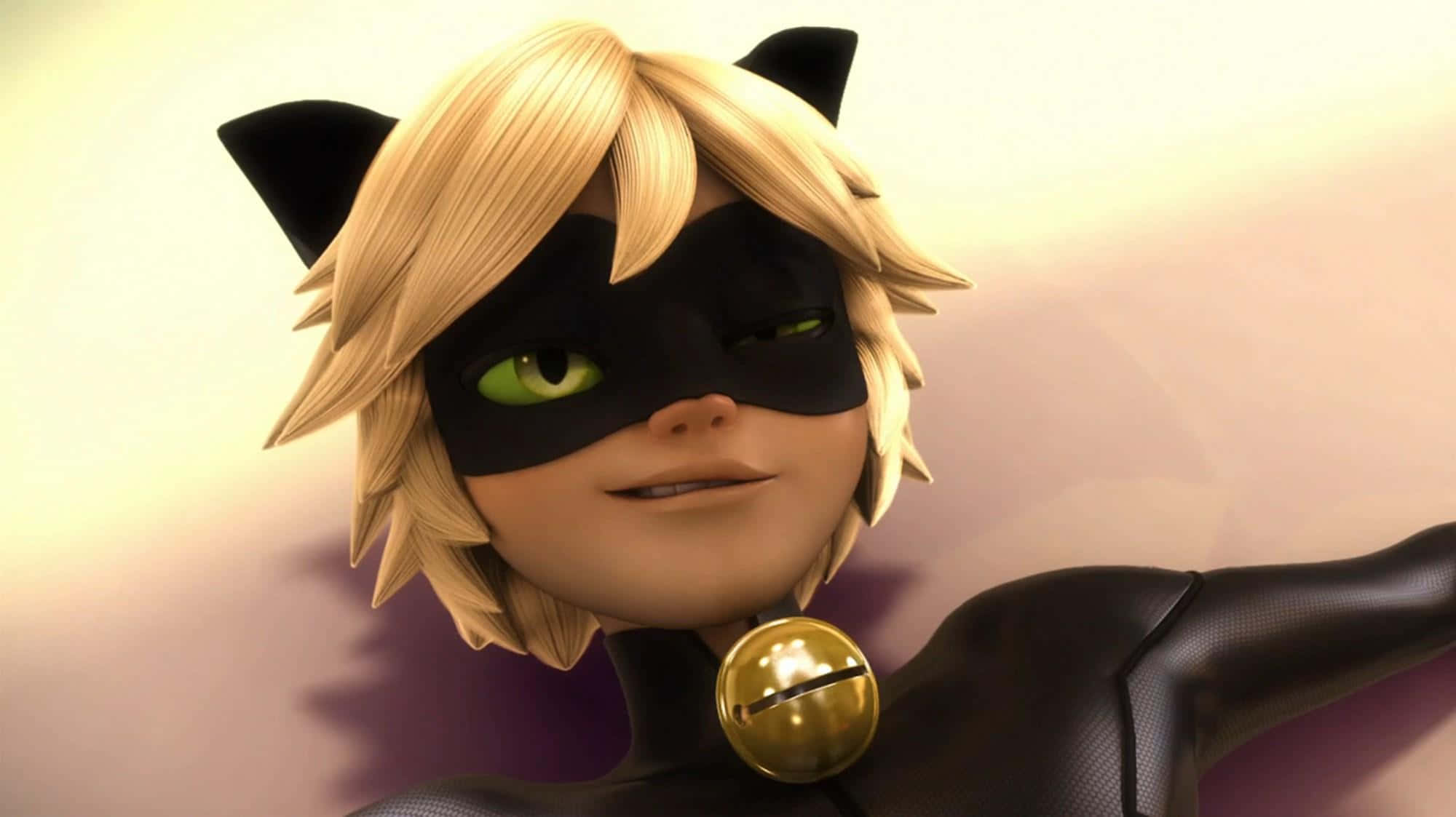 Ladybug And Cat Noir 桌布 壁紙 — 金髮動漫貓英雄的近距離特寫，綠色眼睛，戴著黑色面具，自信微笑。