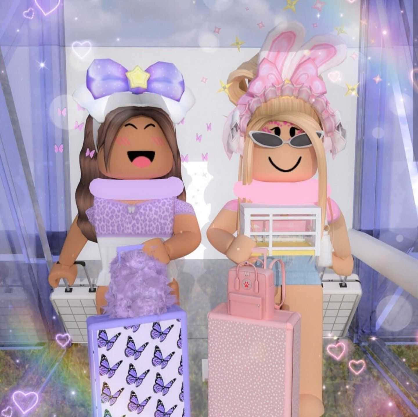金髮女孩快樂使用iPad 壁紙 — 兩個戴著兔耳和行李的開心Roblox頭像站在一個充滿心形和星星的閃亮粉彩房間裡。