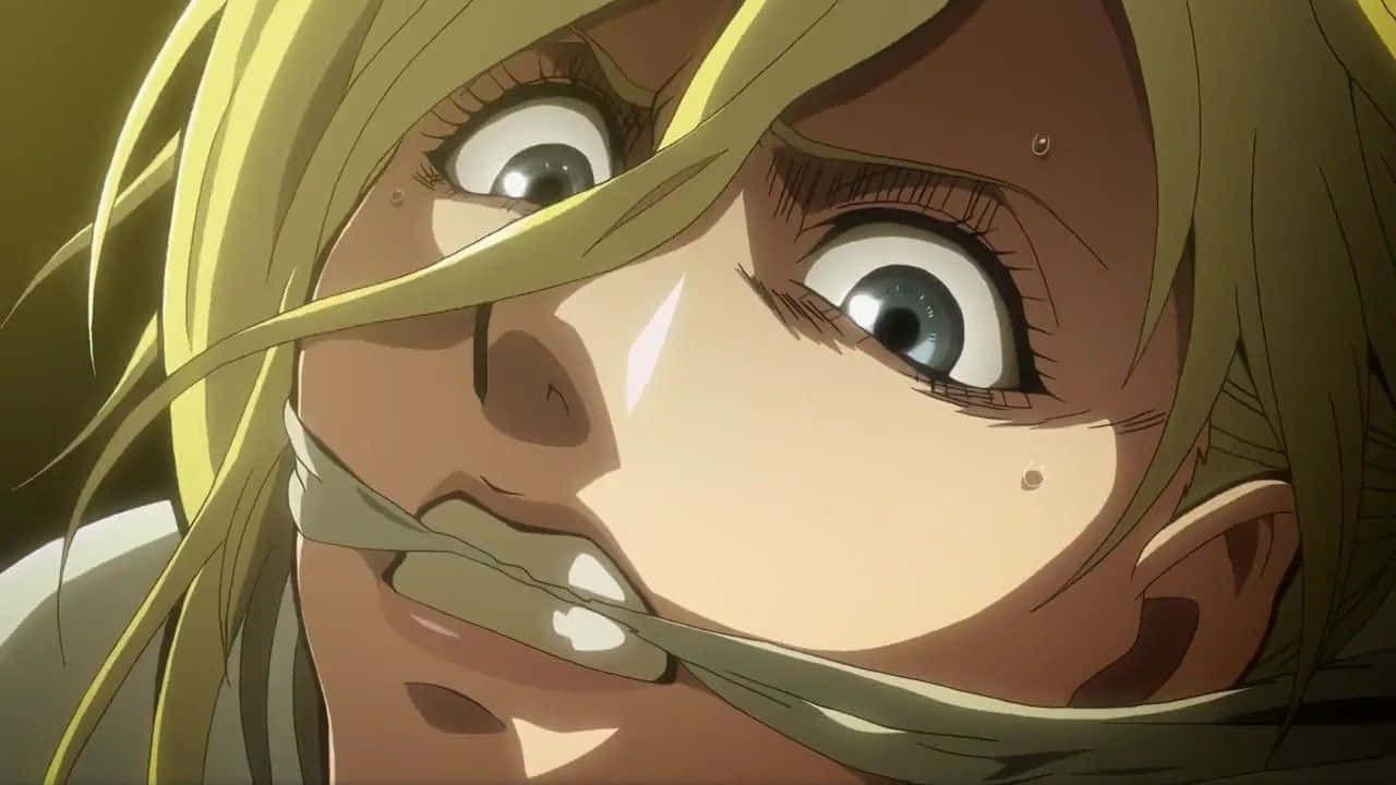 Annie Leonhart 桌布 壁紙 — 金髮女性動漫臉部特寫，睜大驚恐的雙眼，嘴巴被堵住，表現出強烈的恐懼。