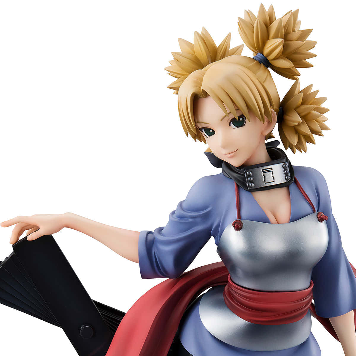 Temari 桌布 壁紙 — 金髮尖雙丸子頭忍者動漫人偶，手持黑色扇子，白色背景。