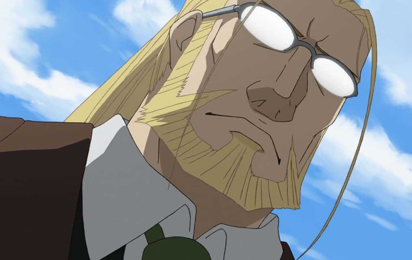 Van Hohenheim 桌布 壁紙 — 金髮戴眼鏡的嚴肅動漫男子特寫，背景是明亮的藍天。