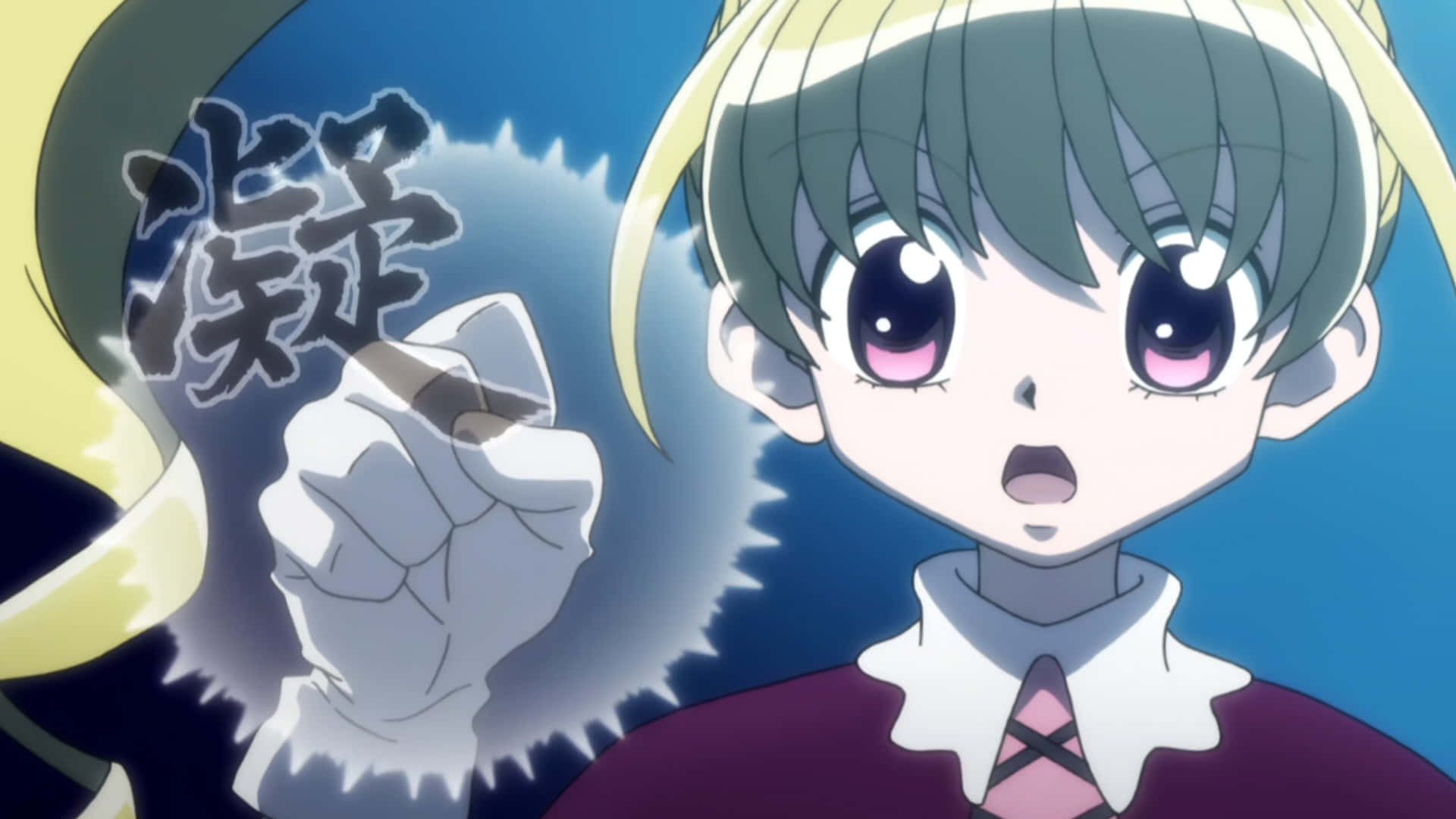 Hunter X Hunter Bisky 桌布 壁紙 — 金髮粉紅眼睛的動漫女孩使用冰魔法，拳頭發光並帶有漢字符號。