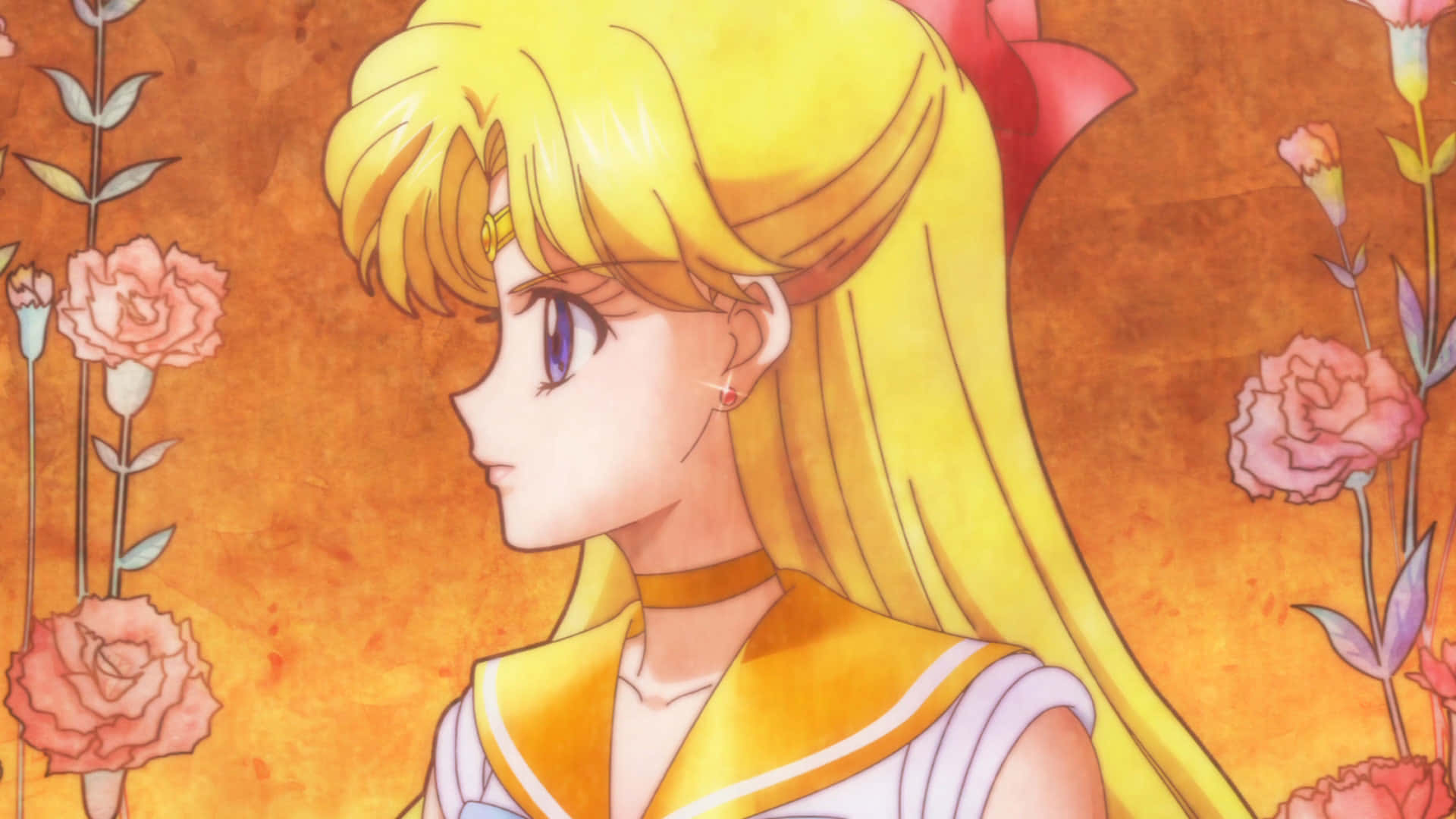 Sailor Venus 桌布 壁紙 — 金髮紫眼動漫少女在溫暖橙色背景中，於粉紅玫瑰間溫柔凝視。
