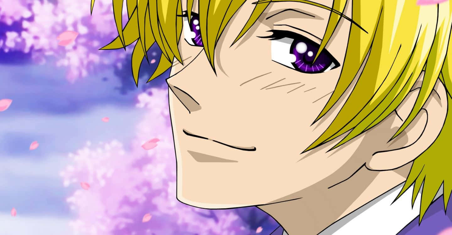 Tamaki Suoh 桌布 壁紙 — 金髮紫眼動漫角色在柔和粉紅櫻花天空下平靜凝視。