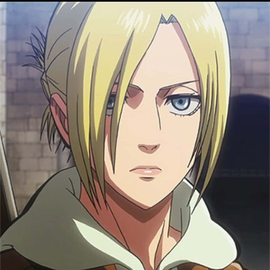 Annie Leonhart 桌布 壁紙 — 金髮藍眼、表情嚴肅的動漫角色穿著連帽外套的特寫。