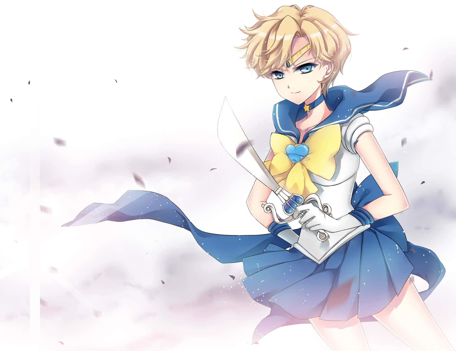 Sailor Uranus 桌布 壁紙 — 金髮藍眼動漫少女在柔和雲朵背景下以動態姿勢揮舞劍。