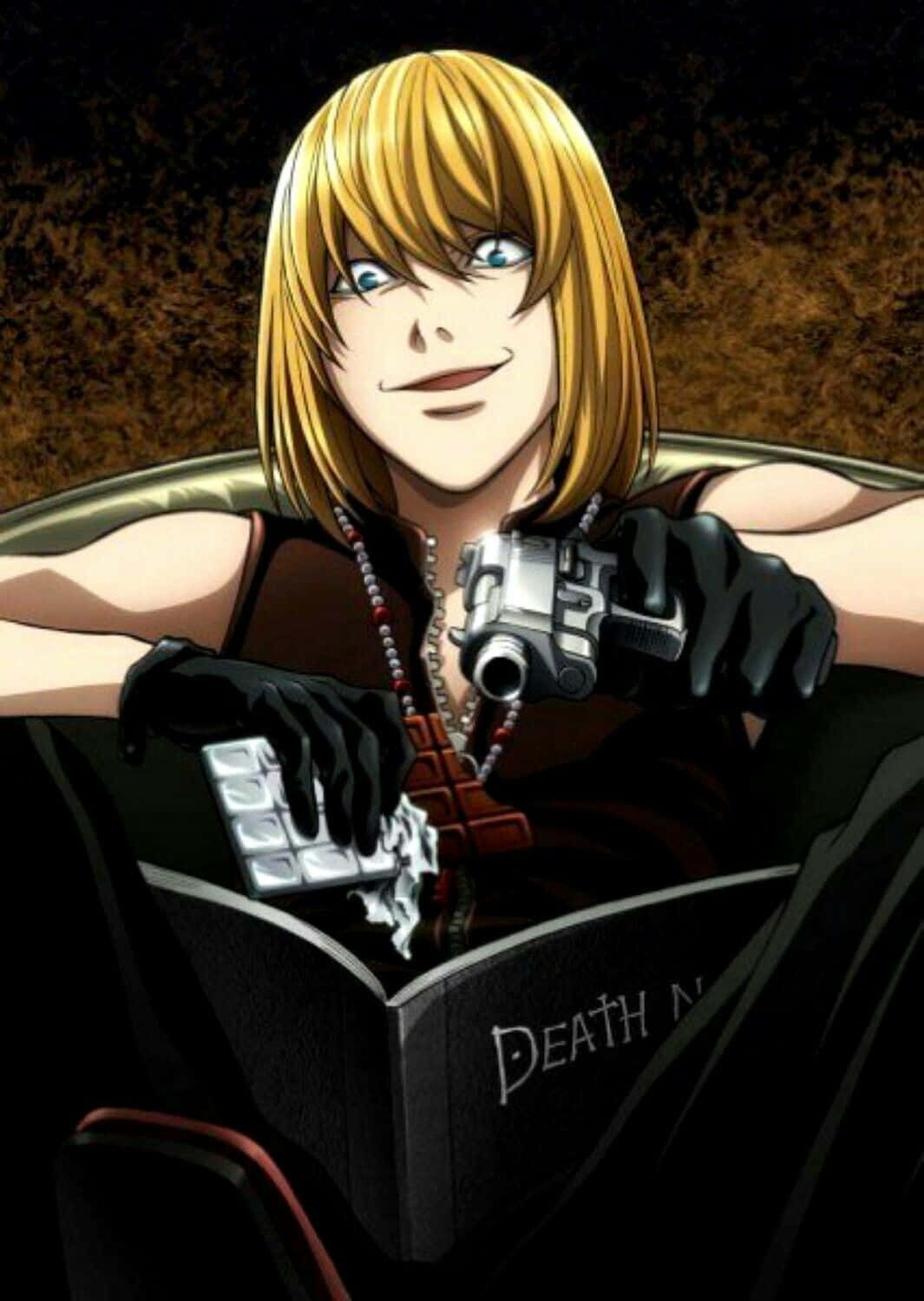 Death Note Mello 桌布 壁紙 — 金髮藍眼的動漫角色微笑著，手持一把槍和一條朱古力棒，來自一本名為《死亡筆記》的書。