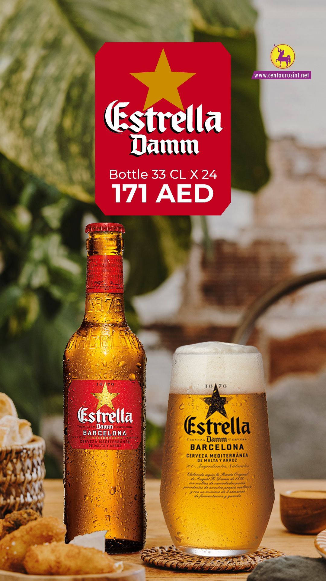冰凍的Estrella Damm啤酒瓶和酒杯，配上西班牙小食，置於戶外木桌上。