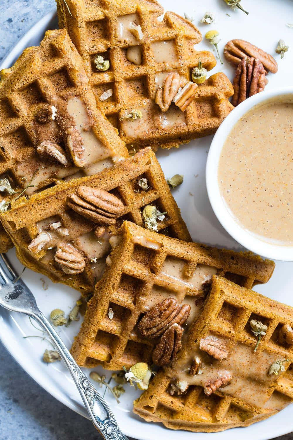 Waffle 桌布 壁紙 — 金黃南瓜窩夫，上面放有山核桃和淋上糖漿，放在白色碟上，伴以忌廉醬汁。