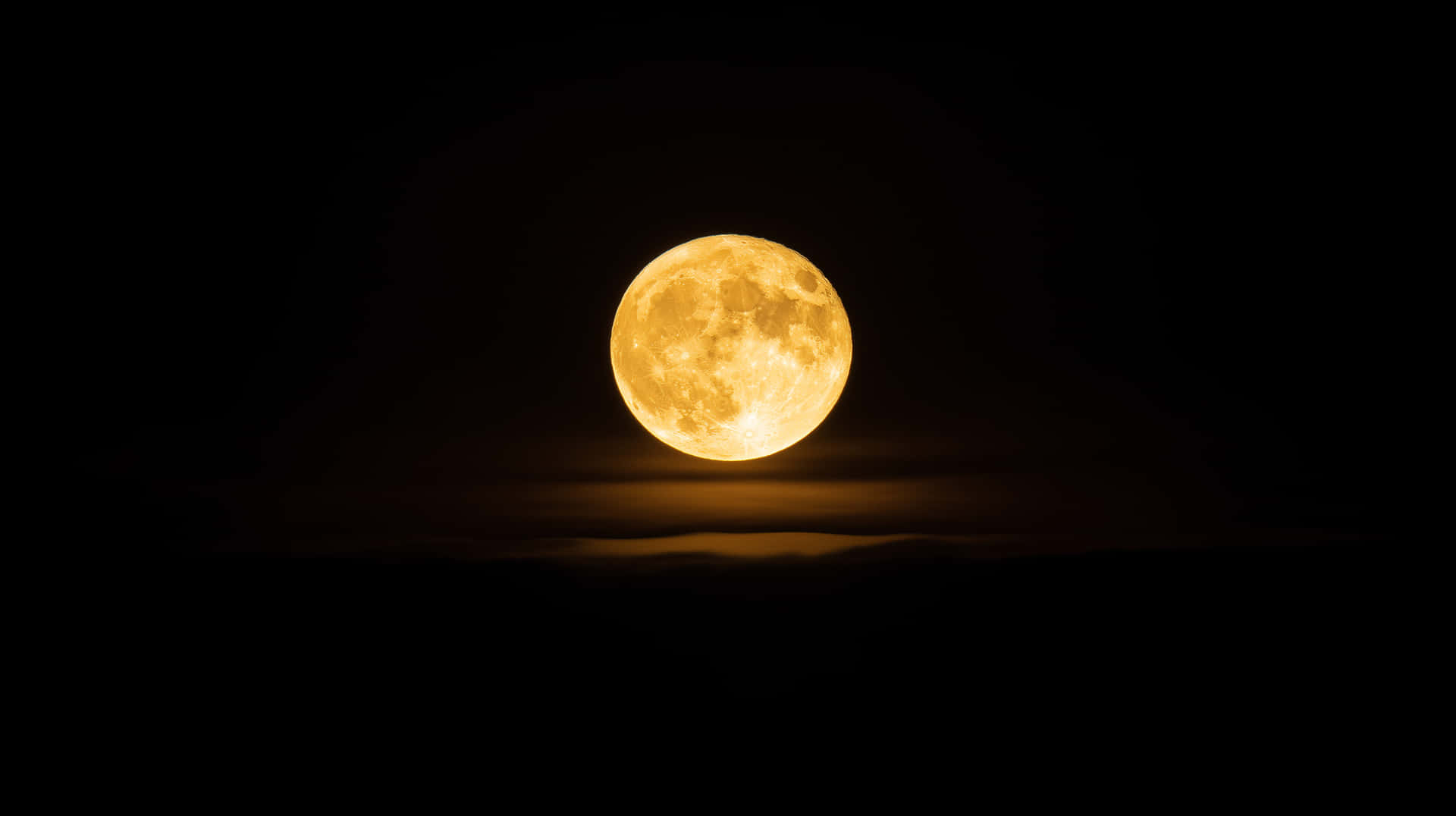 金黃滿月升起於剪影山脈的夜空 壁紙 — 一輪明亮的金色滿月在漆黑的天空中強烈發光，下方有淡淡的雲層。