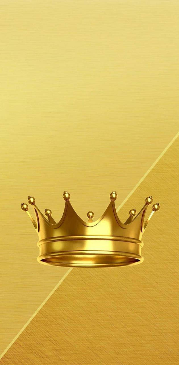 金色皇冠置於帶有斜向高光的紋理金色背景上。