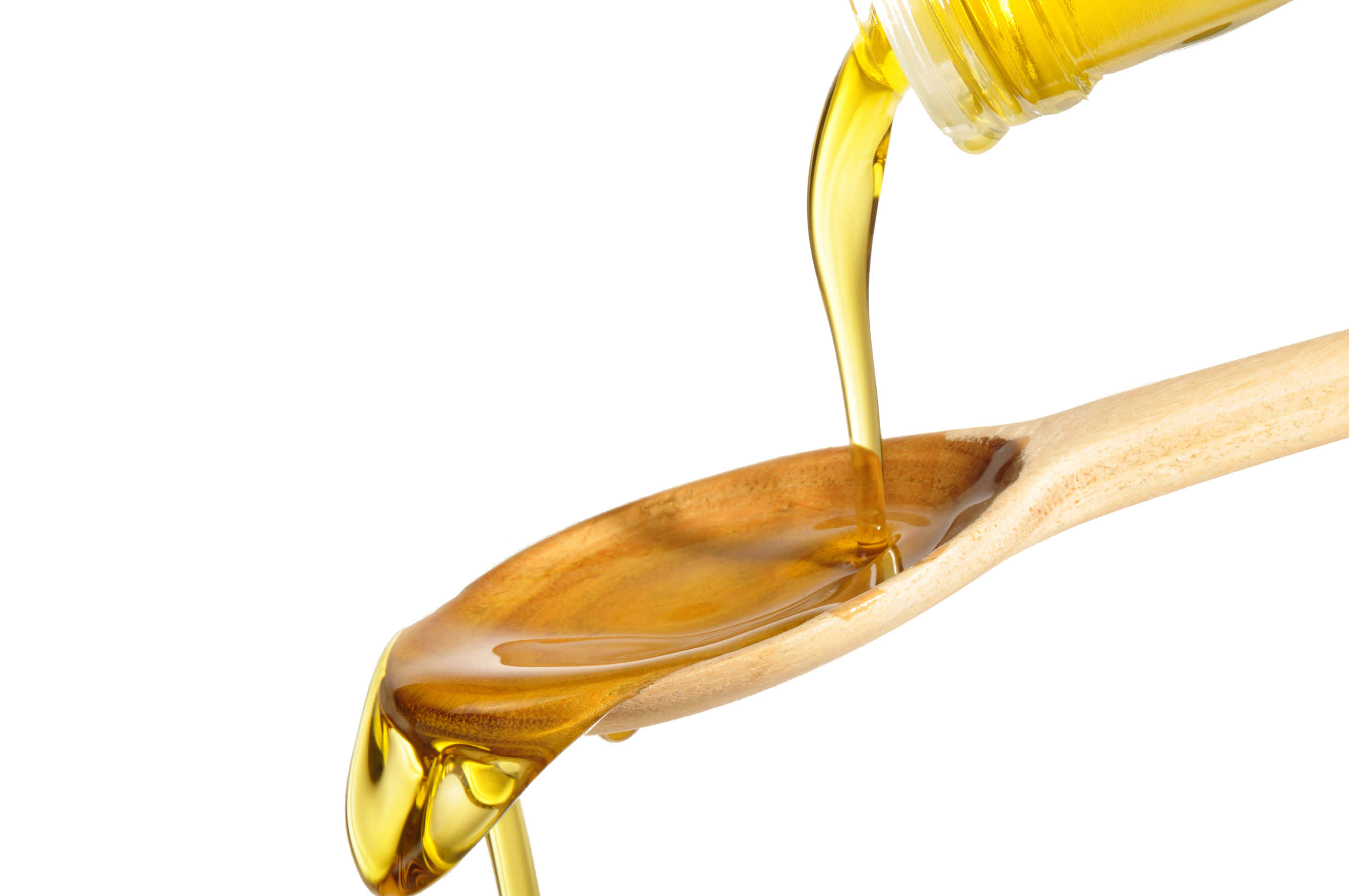 Oil 桌布 壁紙 — 金黃色的蜂蜜從罐子中以濃稠的流柱流到木勺上，背景是純白色。