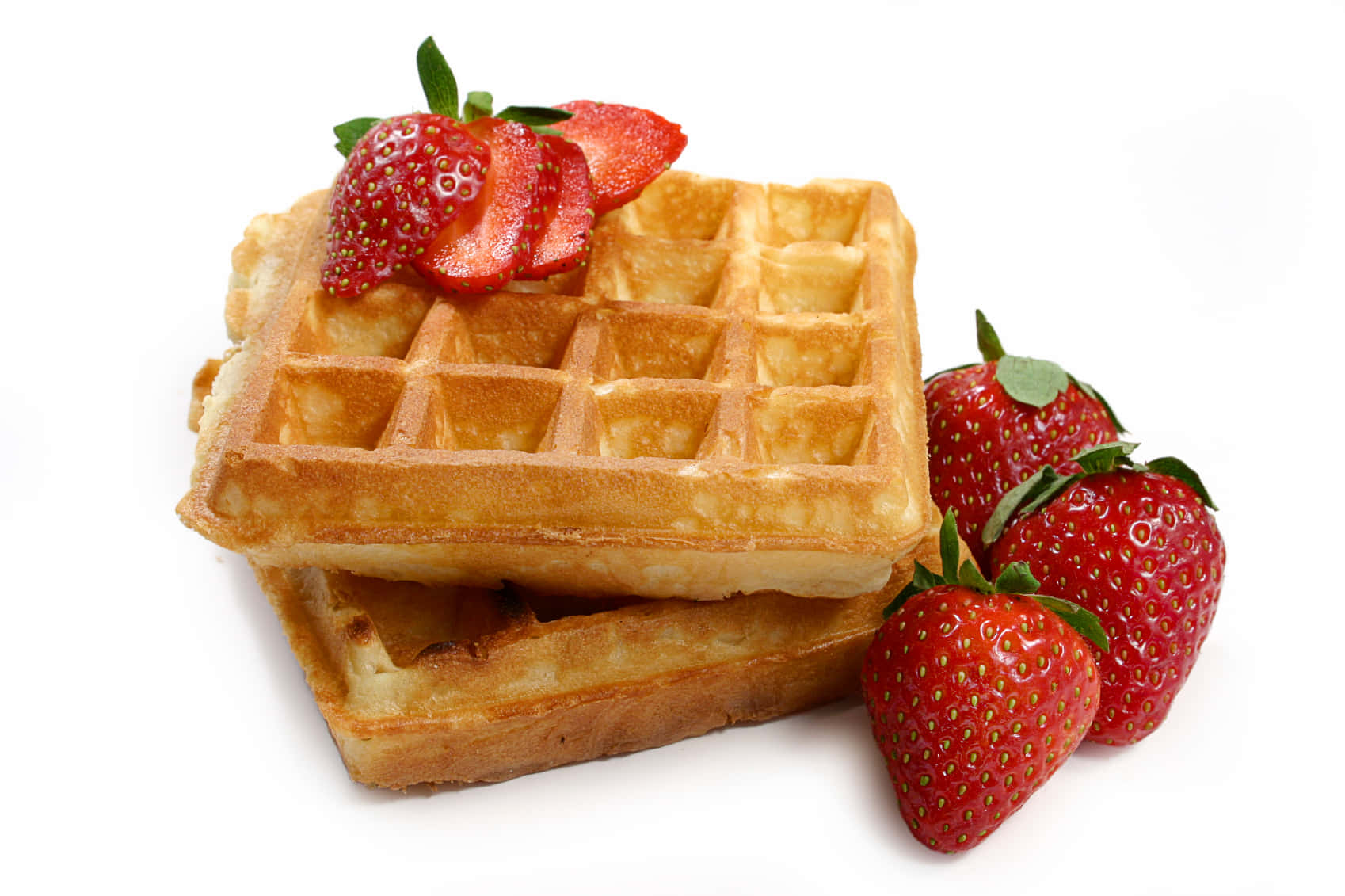 Waffle 桌布 壁紙 — 金黃色窩夫層層疊起，配上新鮮切片草莓和完整莓果，置於純白背景上。