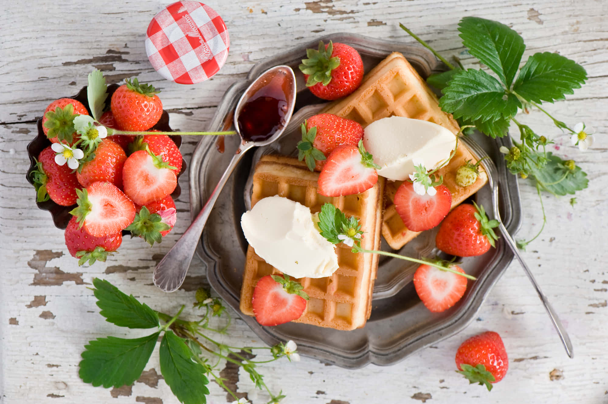 Waffle 桌布 壁紙 — 金黃色窩夫配上新鮮草莓和忌廉，放在質樸的金屬碟上，旁邊有一個復古格紋蓋子。