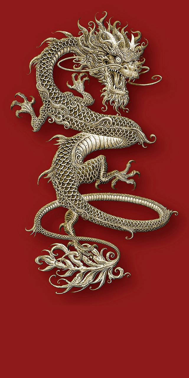 金龍胸針 壁紙 — 一條雄偉的金龍，鱗片精緻，鬃毛飄逸，在濃郁的紅色背景上動態盤繞。
