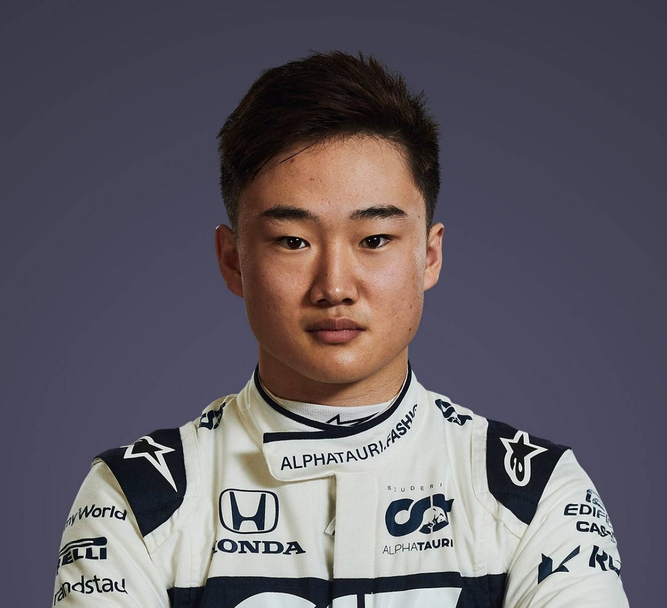 一位穿著AlphaTauri Honda賽車服的年輕亞洲男性賽車手肖像。