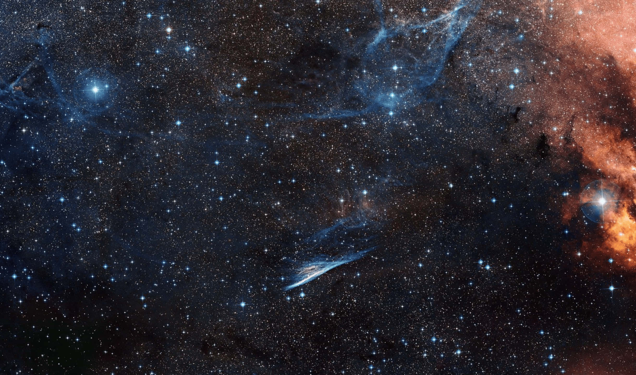 鉛筆星雲 2440x1440 監視器背景 壁紙 — 一個宇宙景觀，發光的星雲和無數恆星在深邃的黑色虛空中，伴隨著鮮豔的藍色和橙色雲彩。