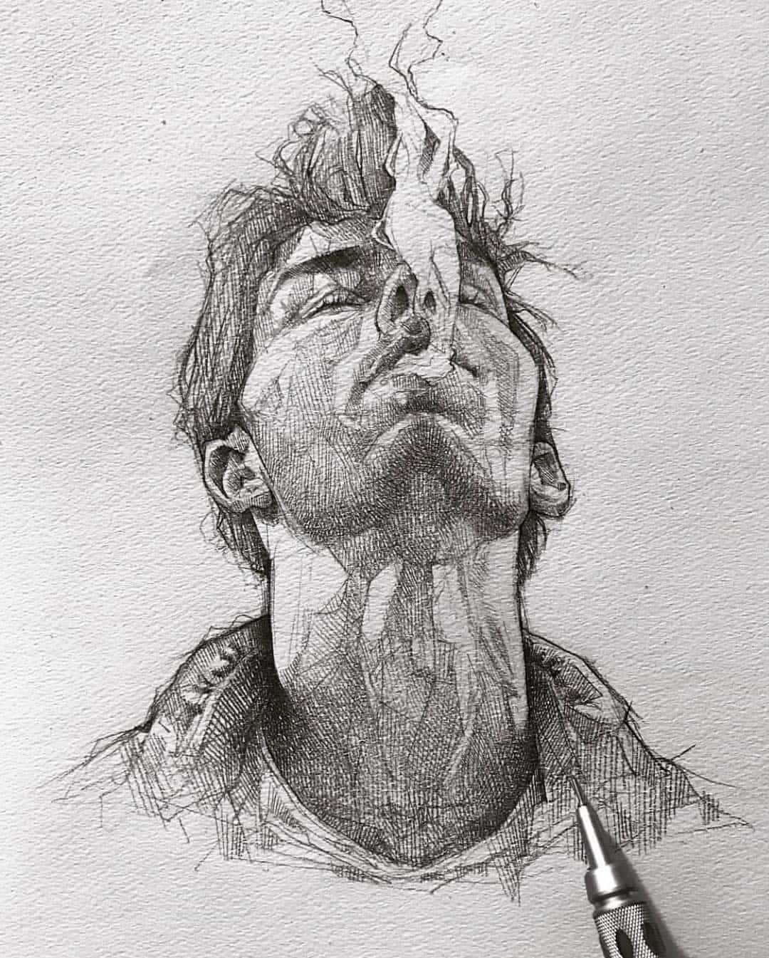 鉛筆素描中，一個男人的臉向上傾斜，煙霧從他的鼻子和頭髮中升起。