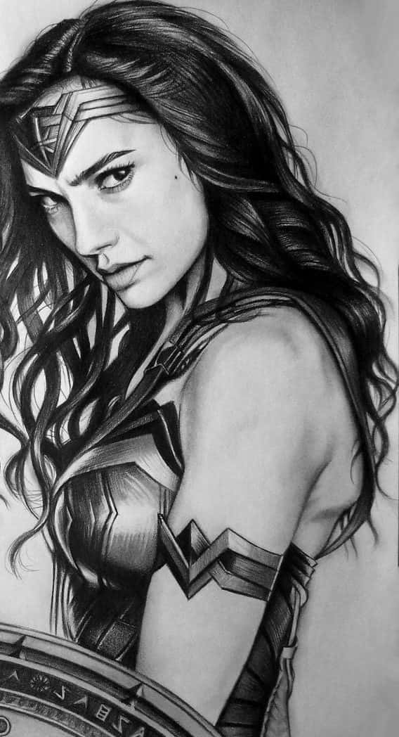 鉛筆繪製的風景畫 壁紙 — 一幅詳細的鉛筆素描，描繪了神奇女俠（Wonder Woman）飄逸的頭髮和專注的眼神，手持盾牌。