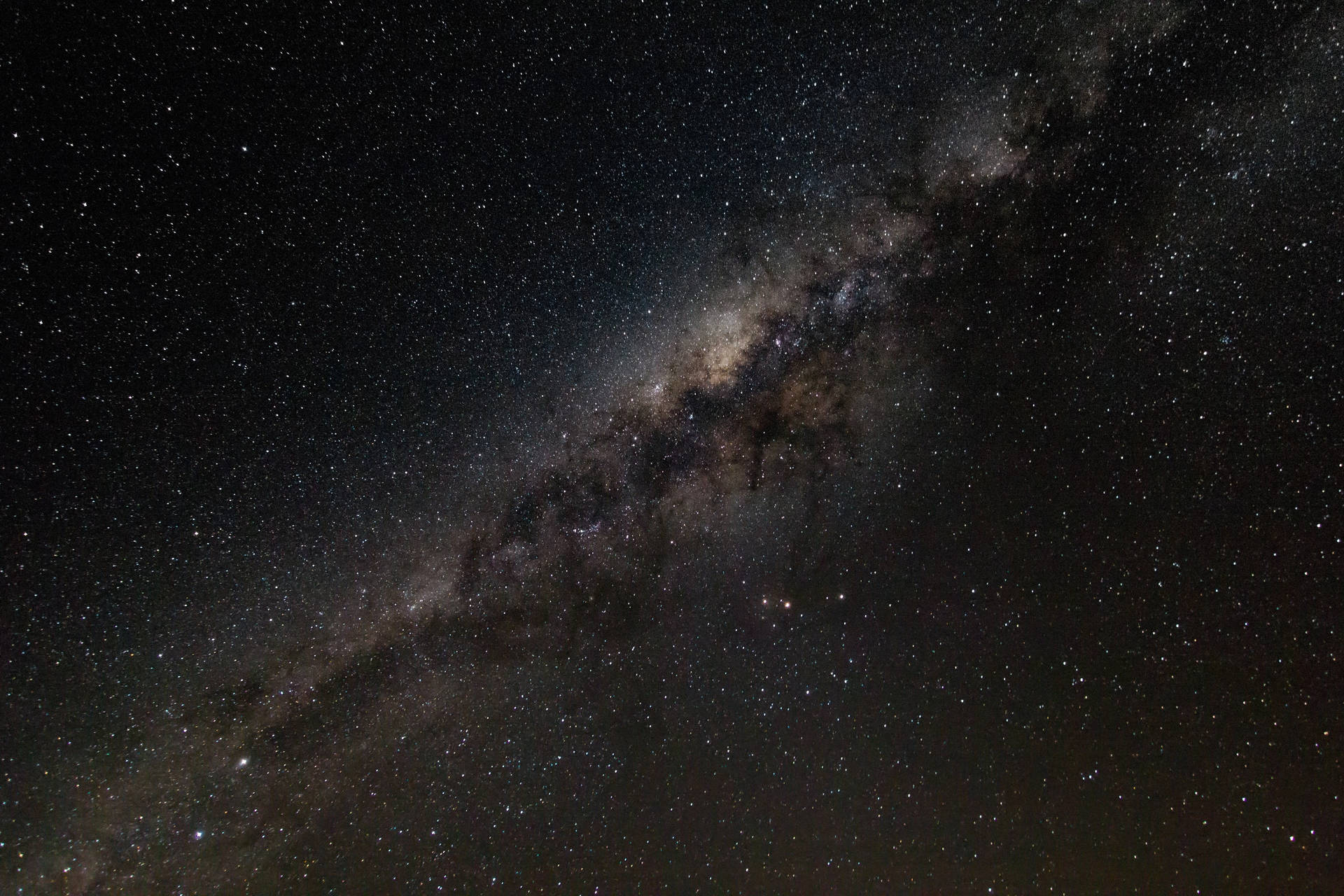 夜空中的銀河系，帶有星星和宇宙塵埃雲
