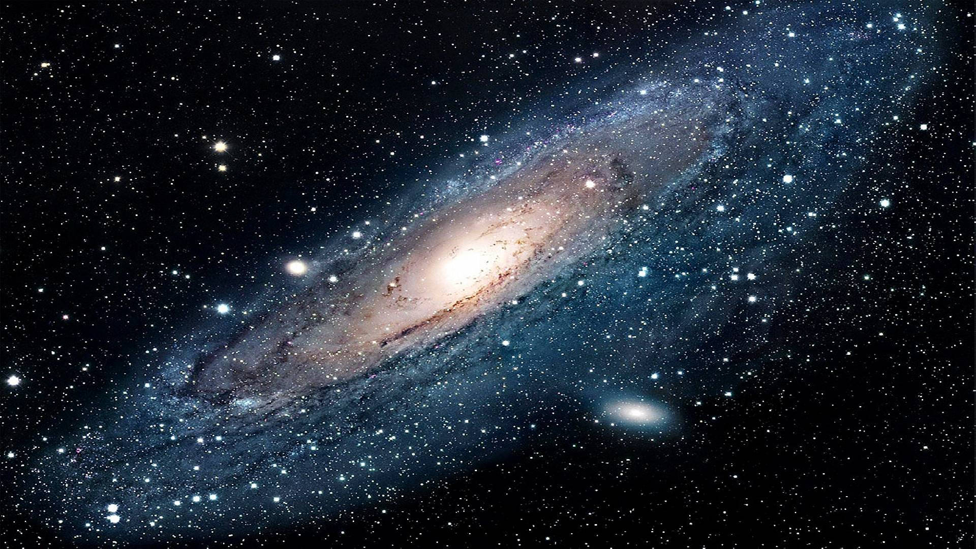 螺旋星系，明亮核心和藍色旋臂，被星星環繞。