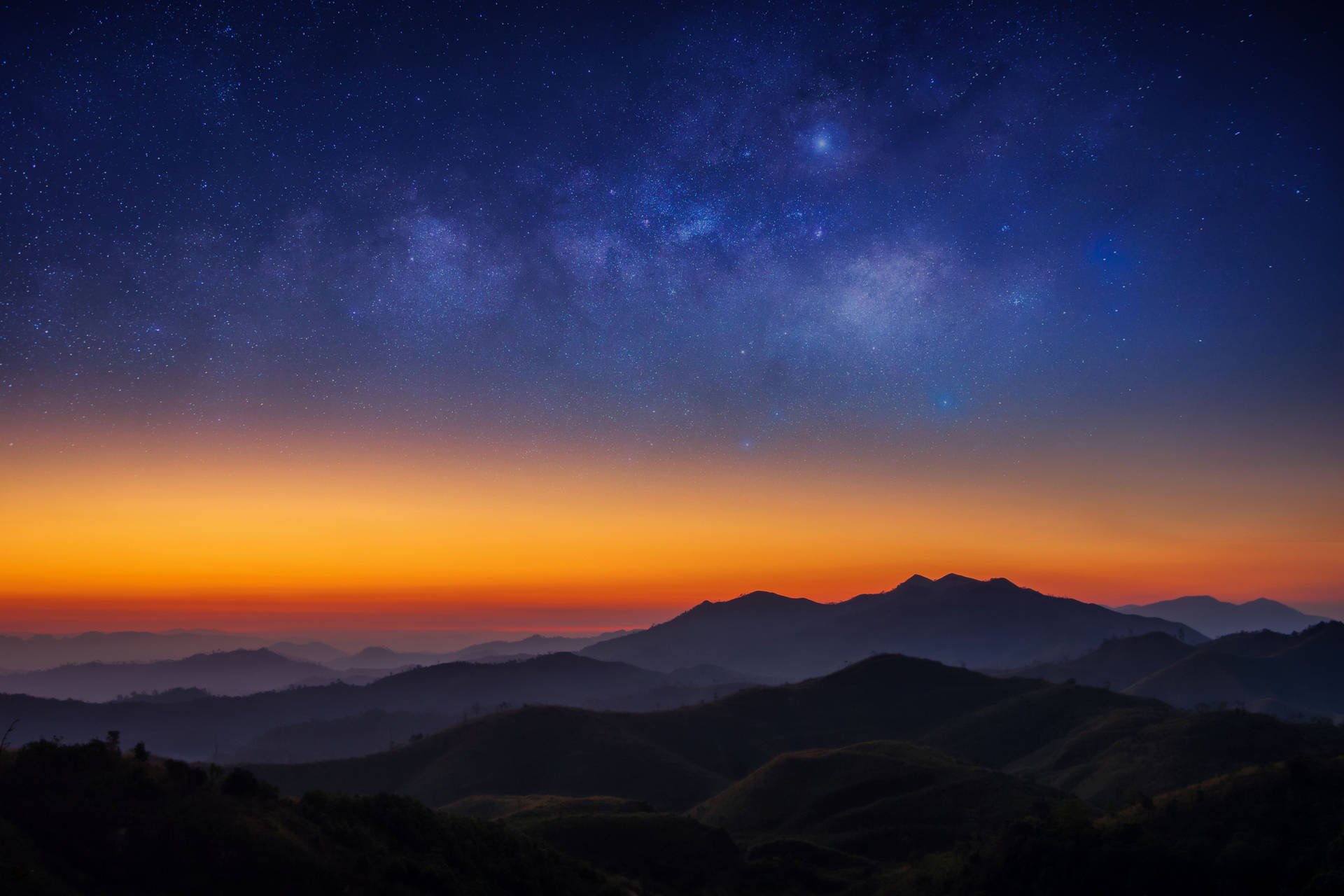 星銀河在暮色中拱形於山脈輪廓之上 — 銀河系 壁紙
