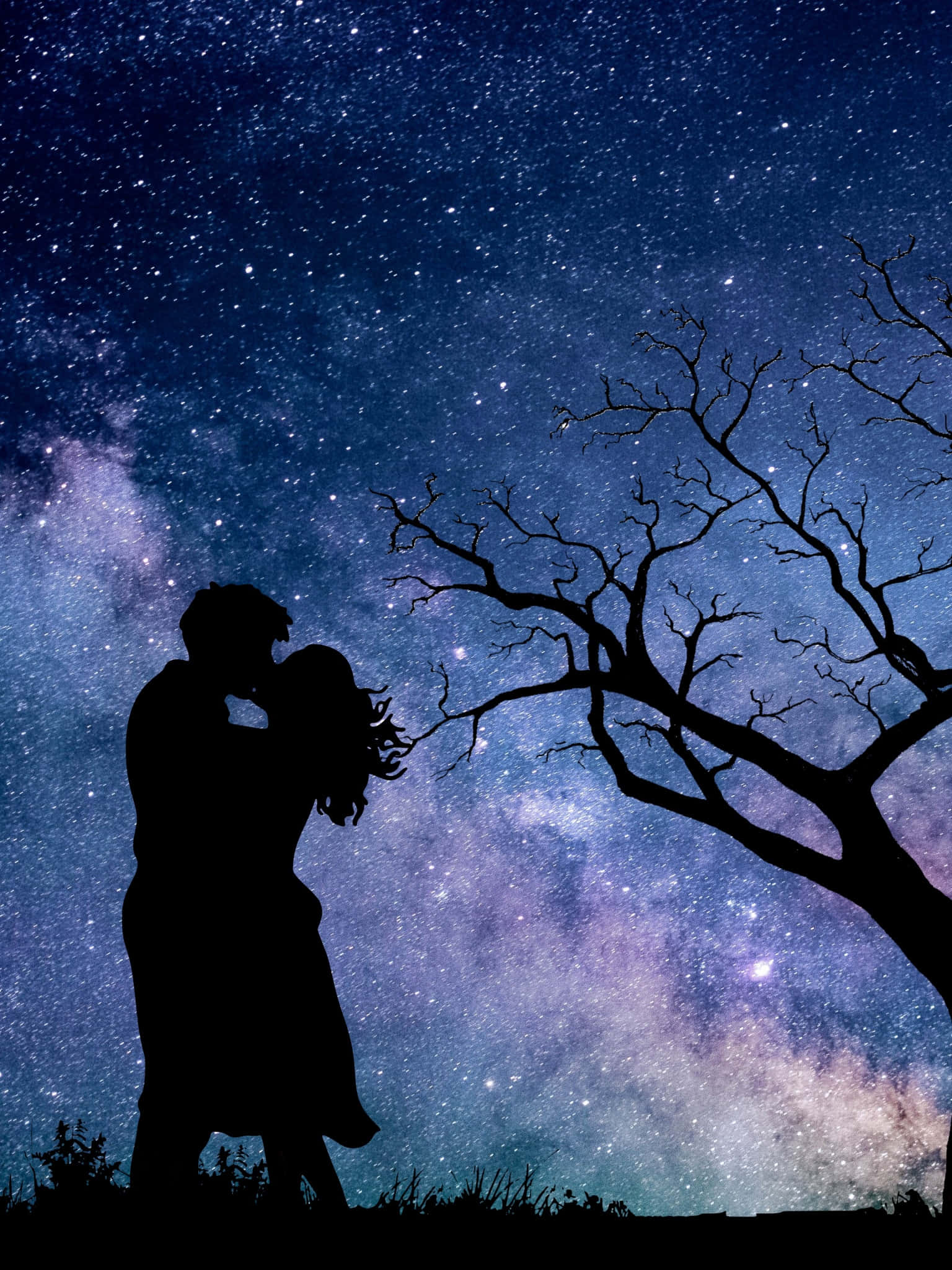 銀河夜空情侶浪漫背景 壁紙 — 一對情侶在令人驚嘆的星空下接吻的浪漫剪影，旁邊有一棵光禿禿的樹。