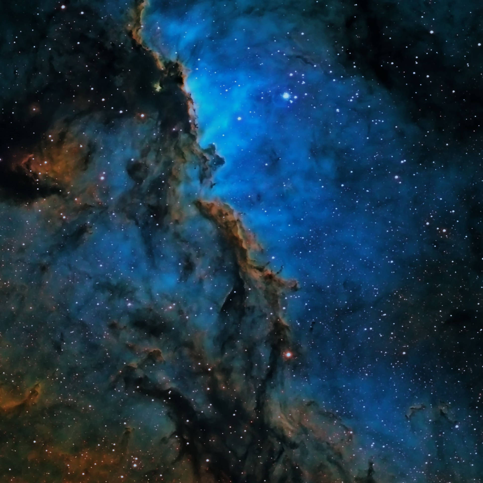 在深空中閃耀著星星的鮮豔藍色和橙色星雲。