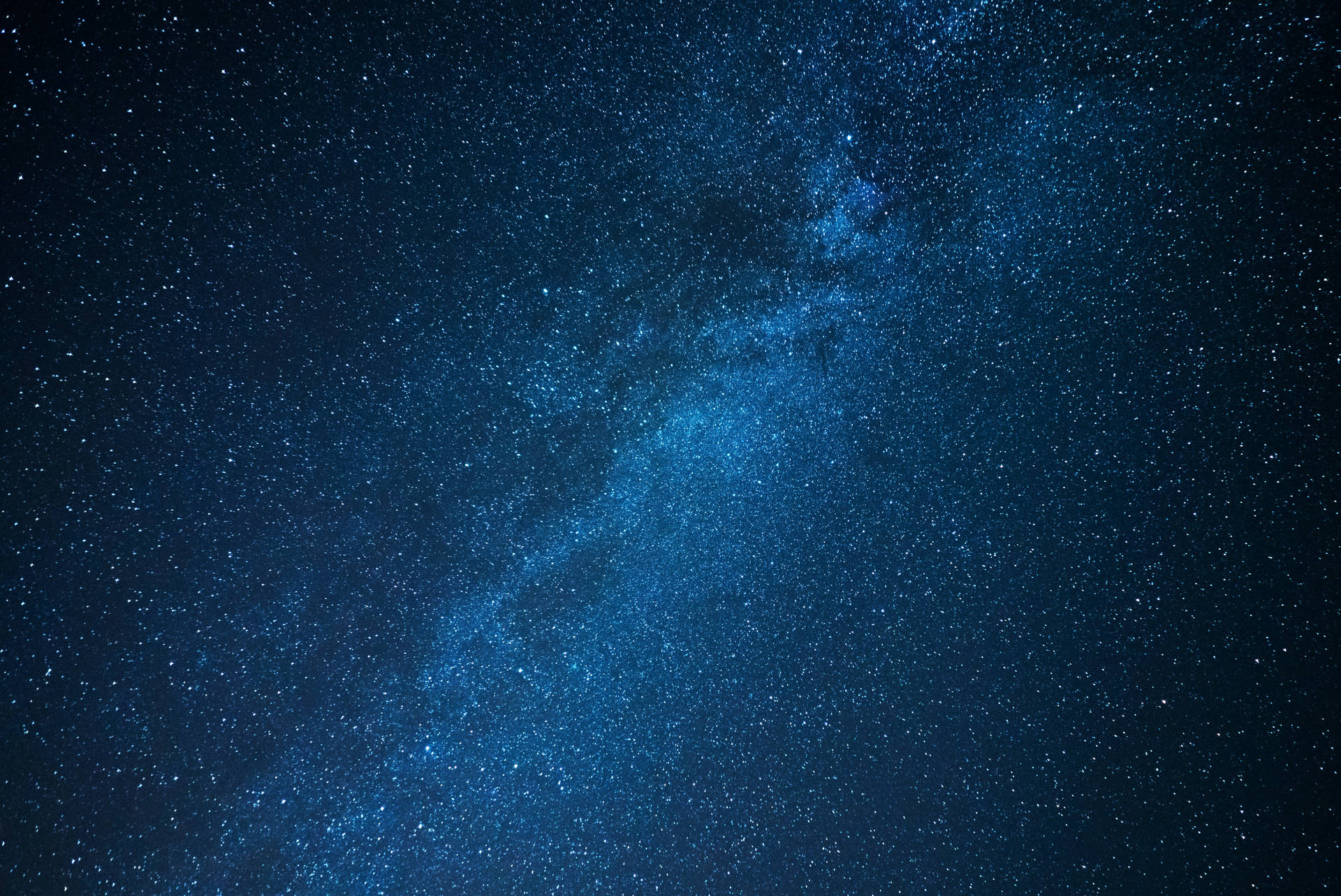 銀河系以深藍色在繁星點點的夜空中閃耀。