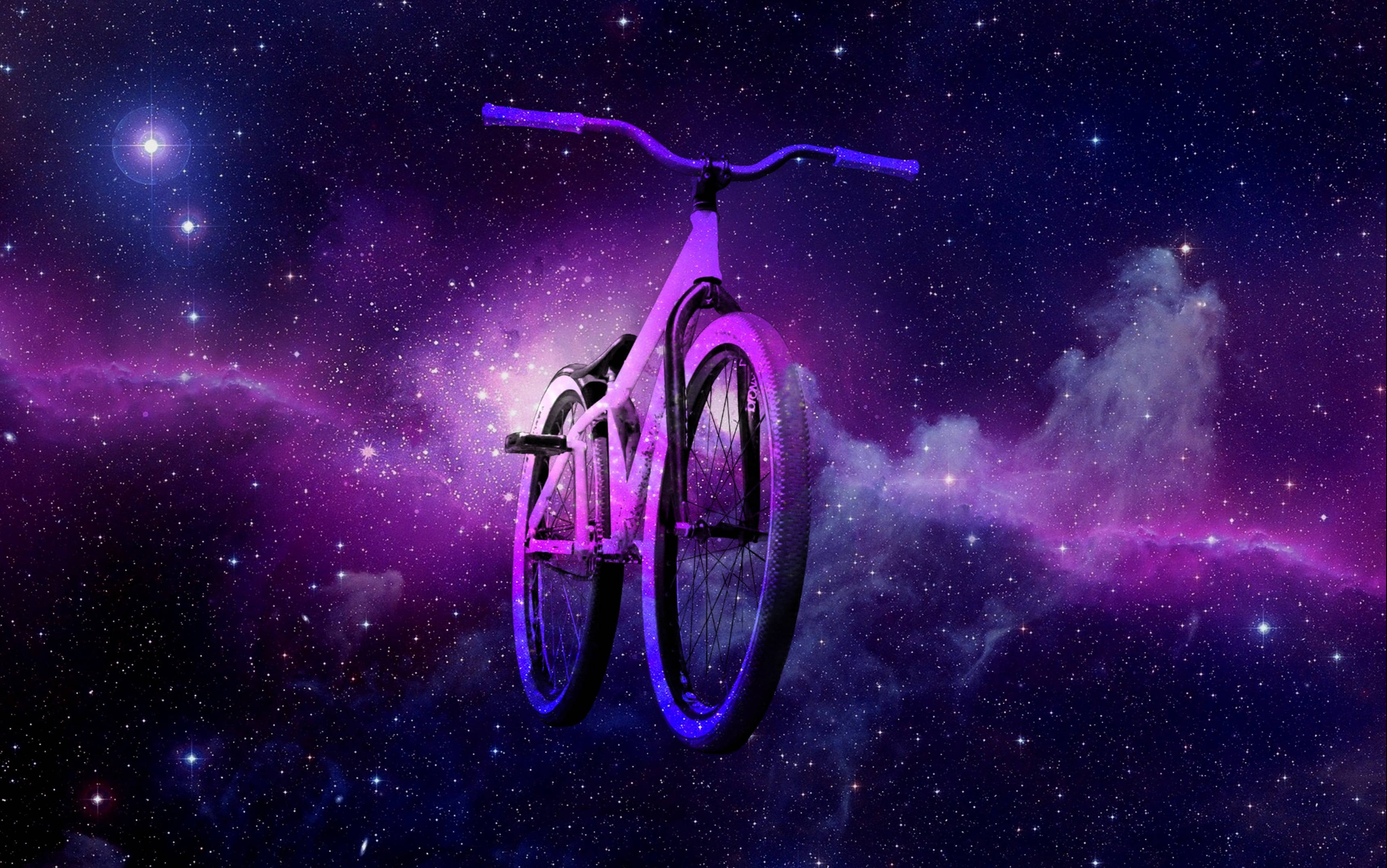 銀河山地自行車 壁紙 — 一輛發光的紫色單車在充滿星星和星雲的鮮豔宇宙背景下寧靜地漂浮。