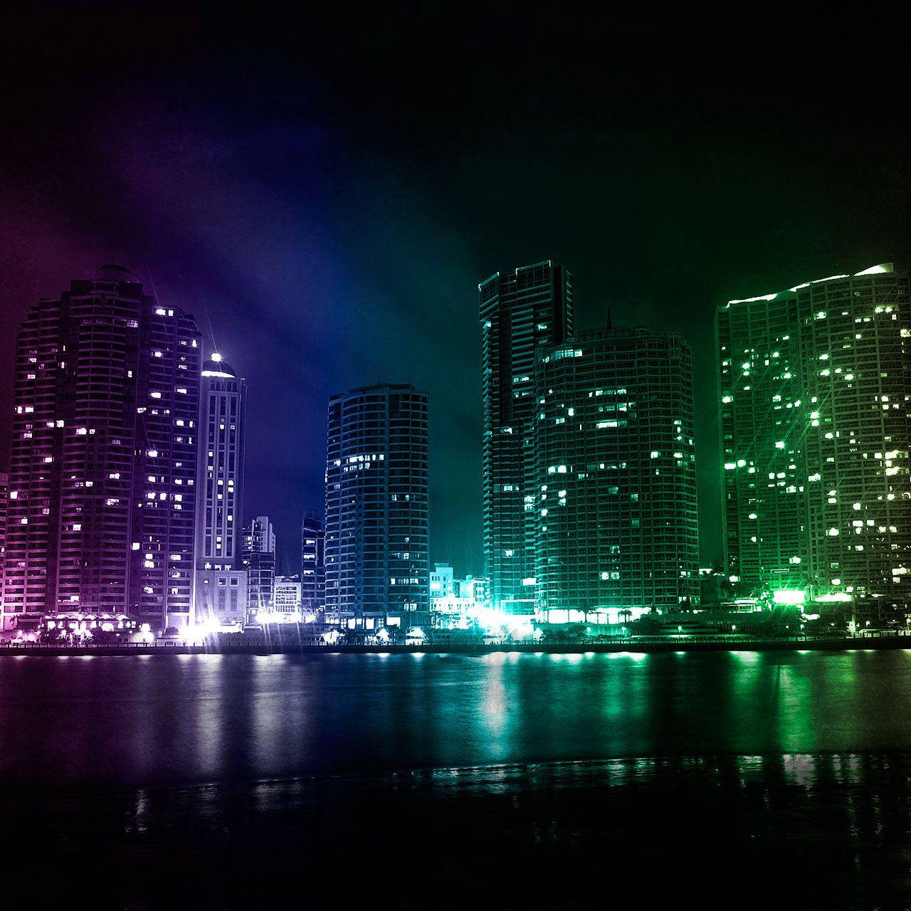 夜晚霓虹城市天際線倒映在水中，帶有紫色和綠色燈光。