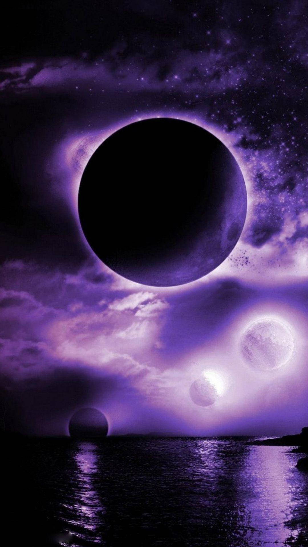 紫色宇宙日食在水面上，帶有發光球體和星空。
