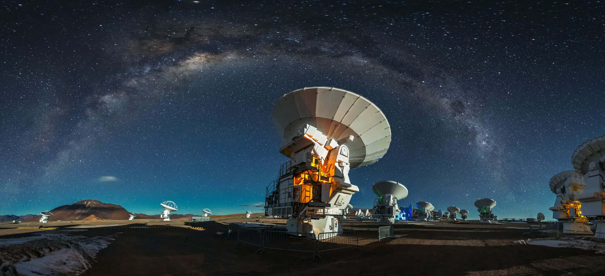 Space Observation 桌布 壁紙 — 銀河拱橋於頭頂的星空下，電波望遠鏡的夜間全景。