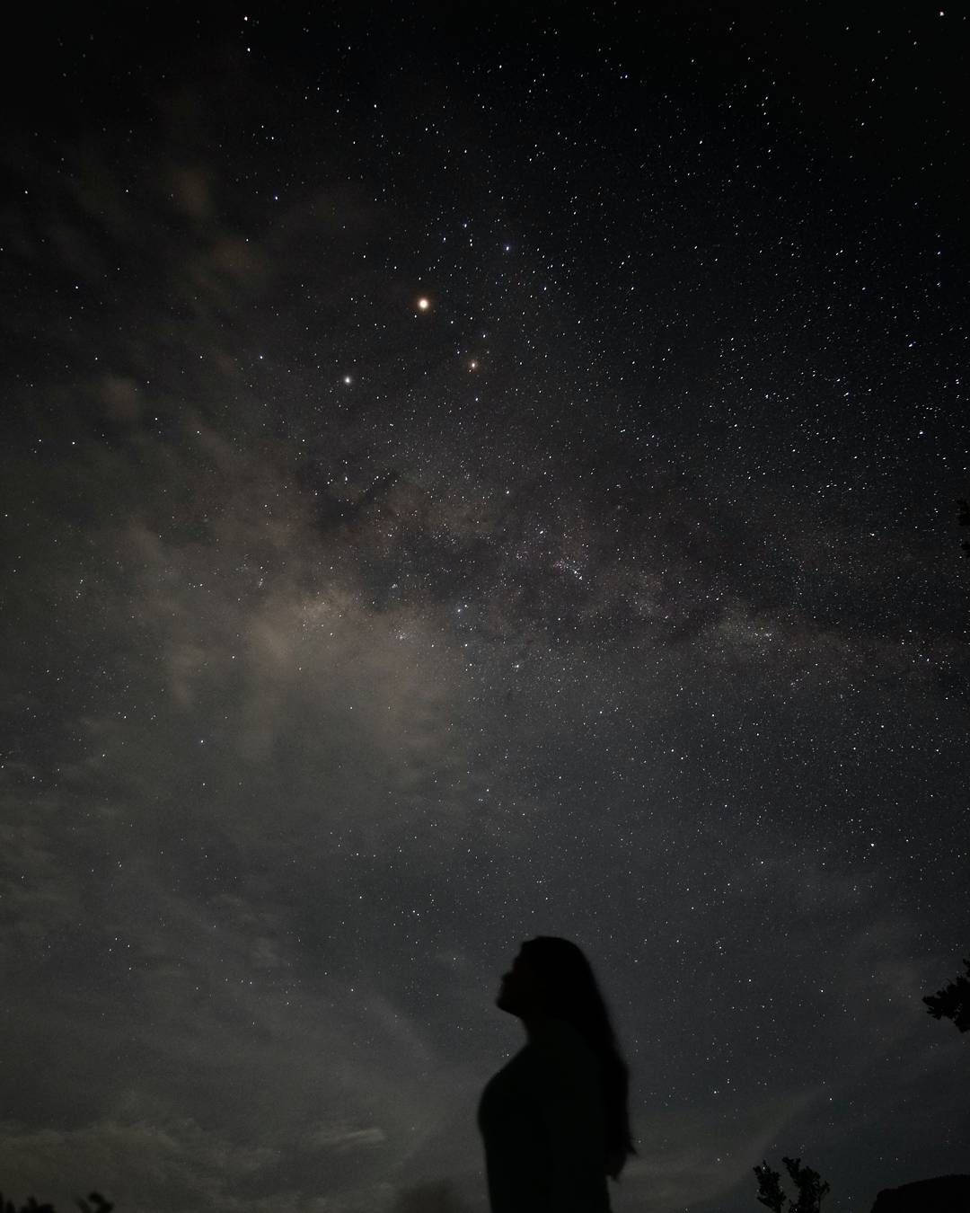 一個人站在星空下觀看銀河