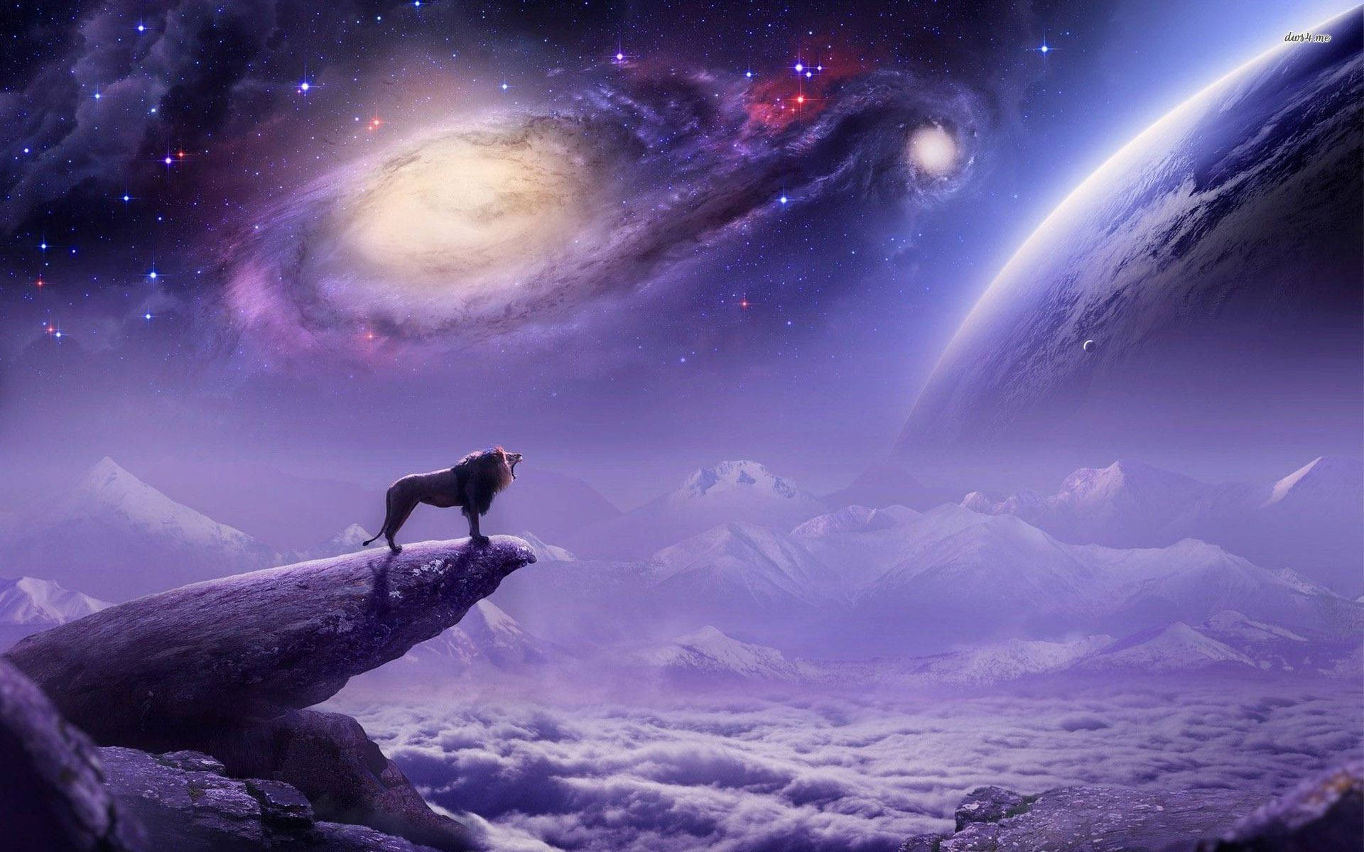 銀河星系獅子 壁紙 — 一頭孤獨的獅子站在懸崖頂上，俯瞰著雲海，紫色天空中有一個充滿活力的螺旋星系和一顆行星若隱若現。