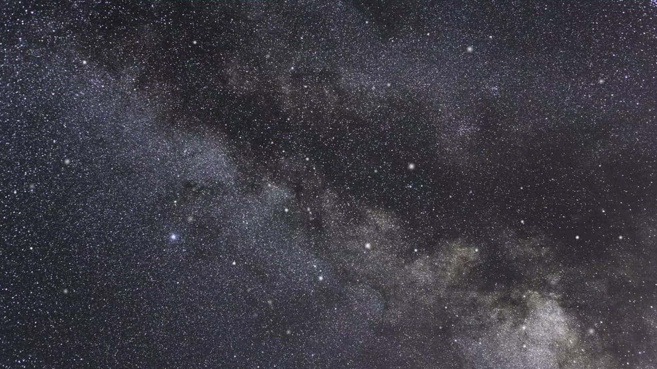 銀河核心星海圖 壁紙 — 令人嘆為觀止的銀河系景觀，在深邃的黑色天空中閃爍著無數的恆星和宇宙塵埃。