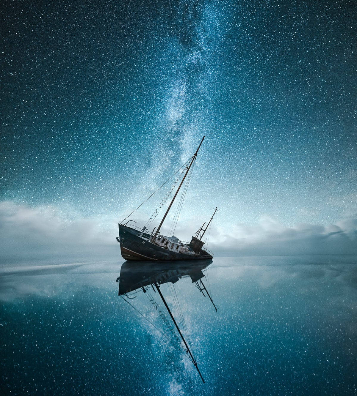 一艘船在平靜的水面上漂浮，星空下銀河倒映。
