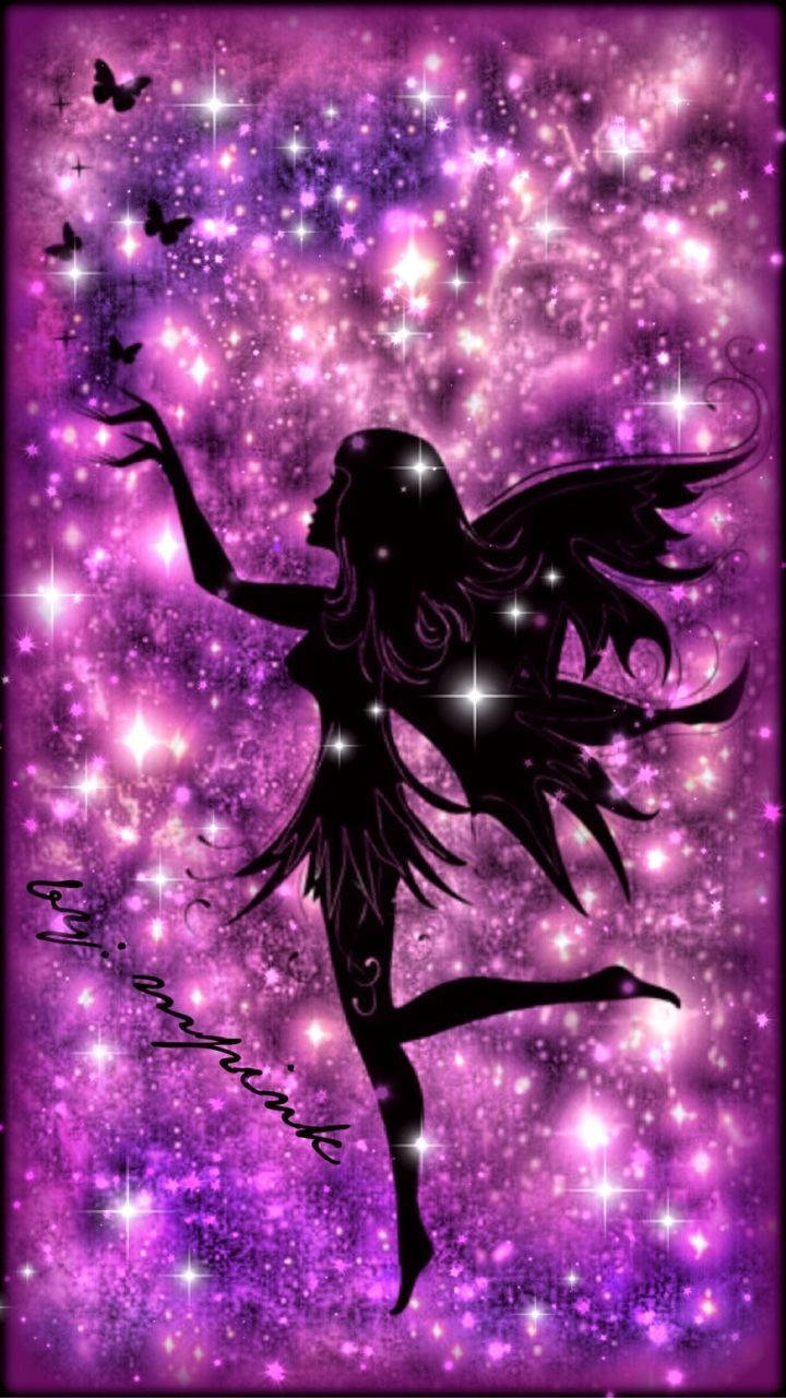 精靈剪影在佈滿星星的紫色天空中與蝴蝶共舞