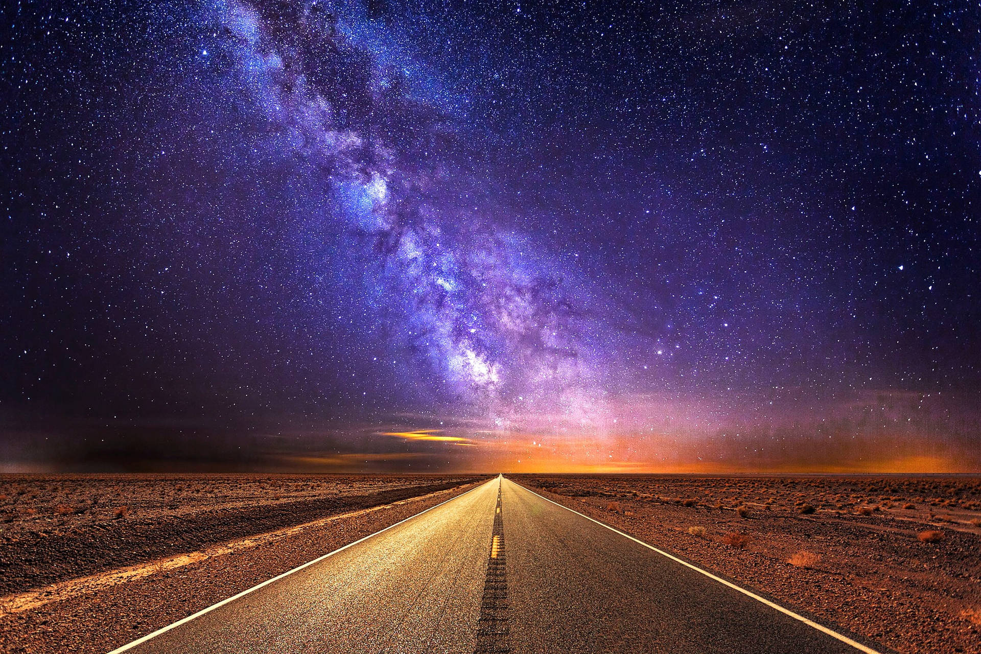在可見銀河系的星空下的一條長路。