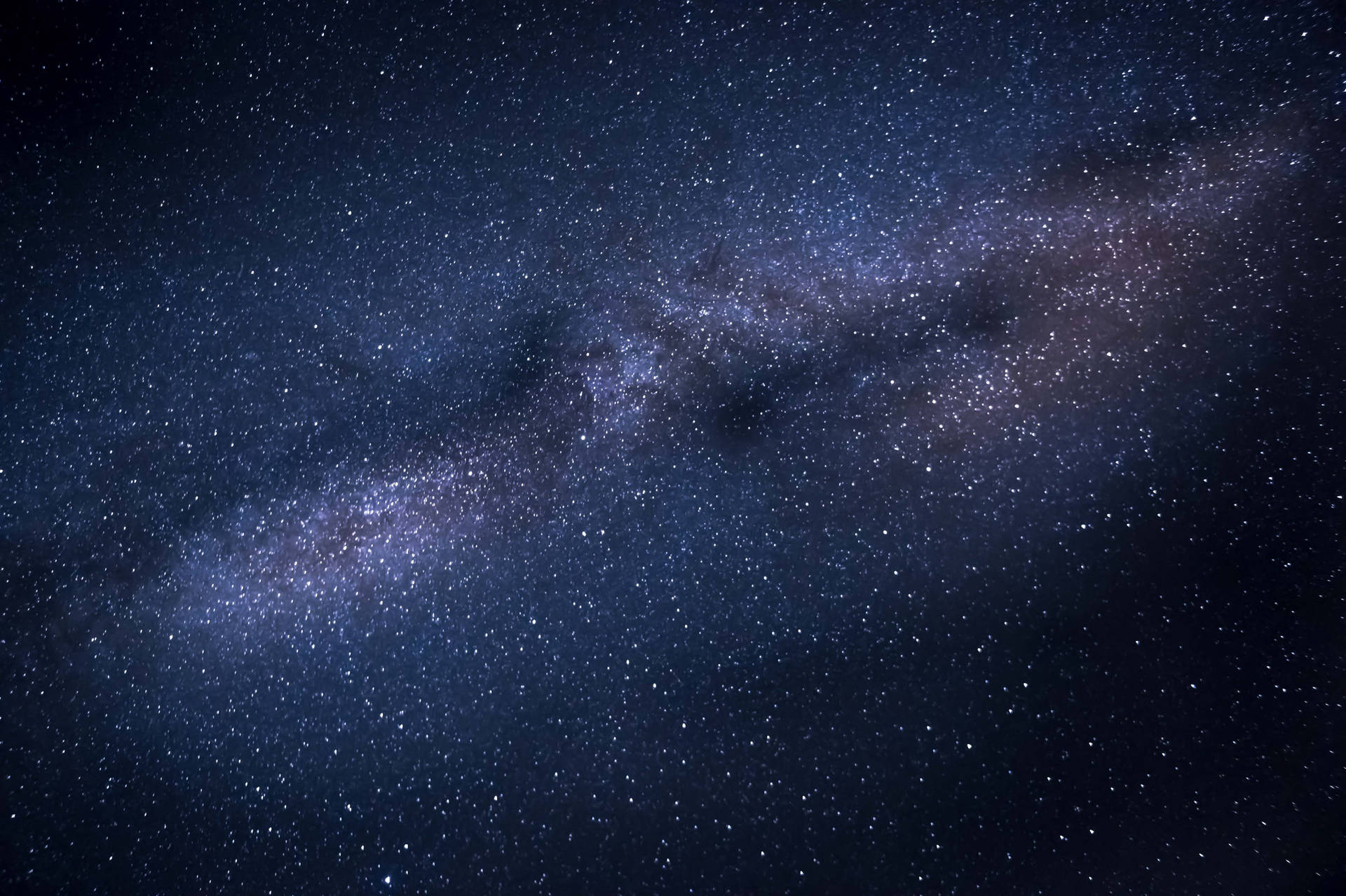 銀河系在黑暗的夜空中閃爍著星星。