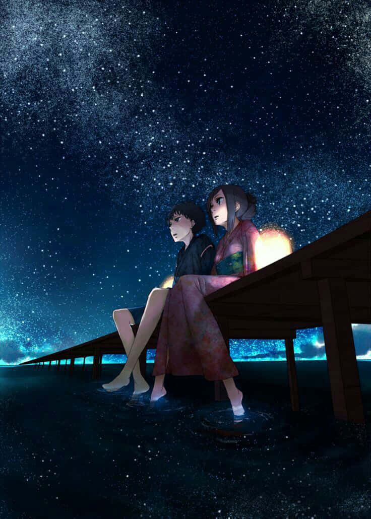 銀河系星光熠熠 壁紙 — 兩個動漫女孩晚上坐在木碼頭上，仰望星空，旁邊有發光的燈籠。