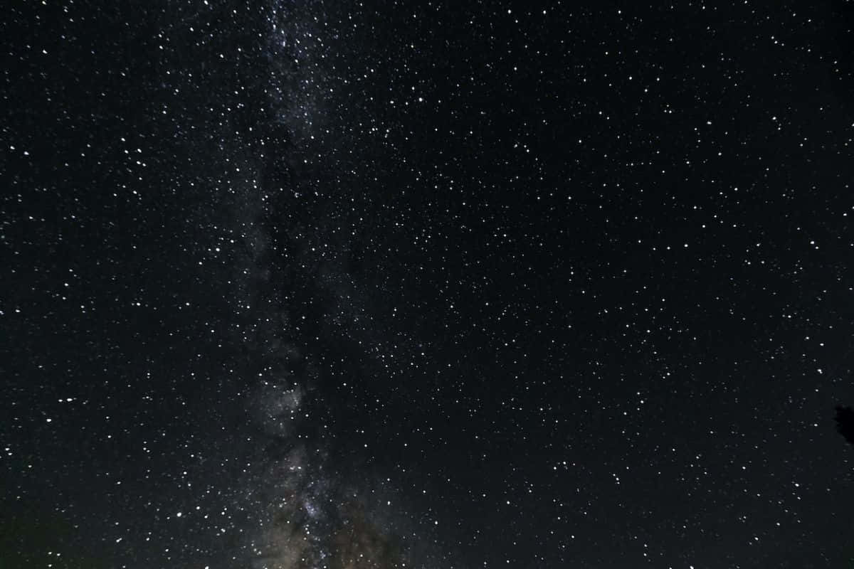 銀河系星海圖 壁紙 — 令人嘆為觀止的銀河系景觀，橫跨漆黑如墨的夜空，點綴著無數繁星。