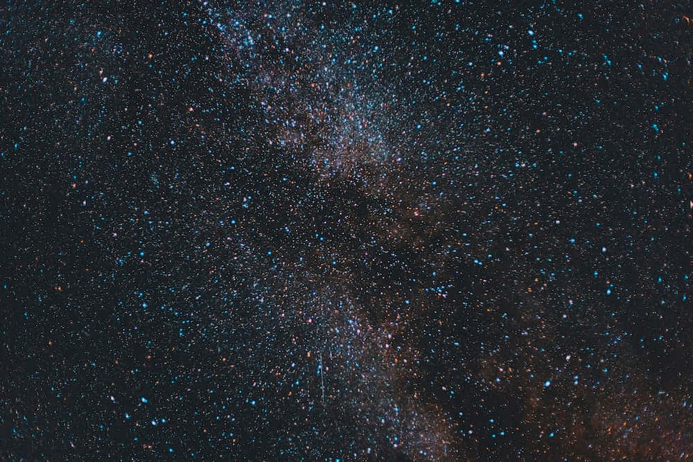 銀河系星空圖 壁紙 — 令人嘆為觀止的銀河系景觀，在深邃的黑色宇宙天空中閃耀著藍色和橙色的星星。