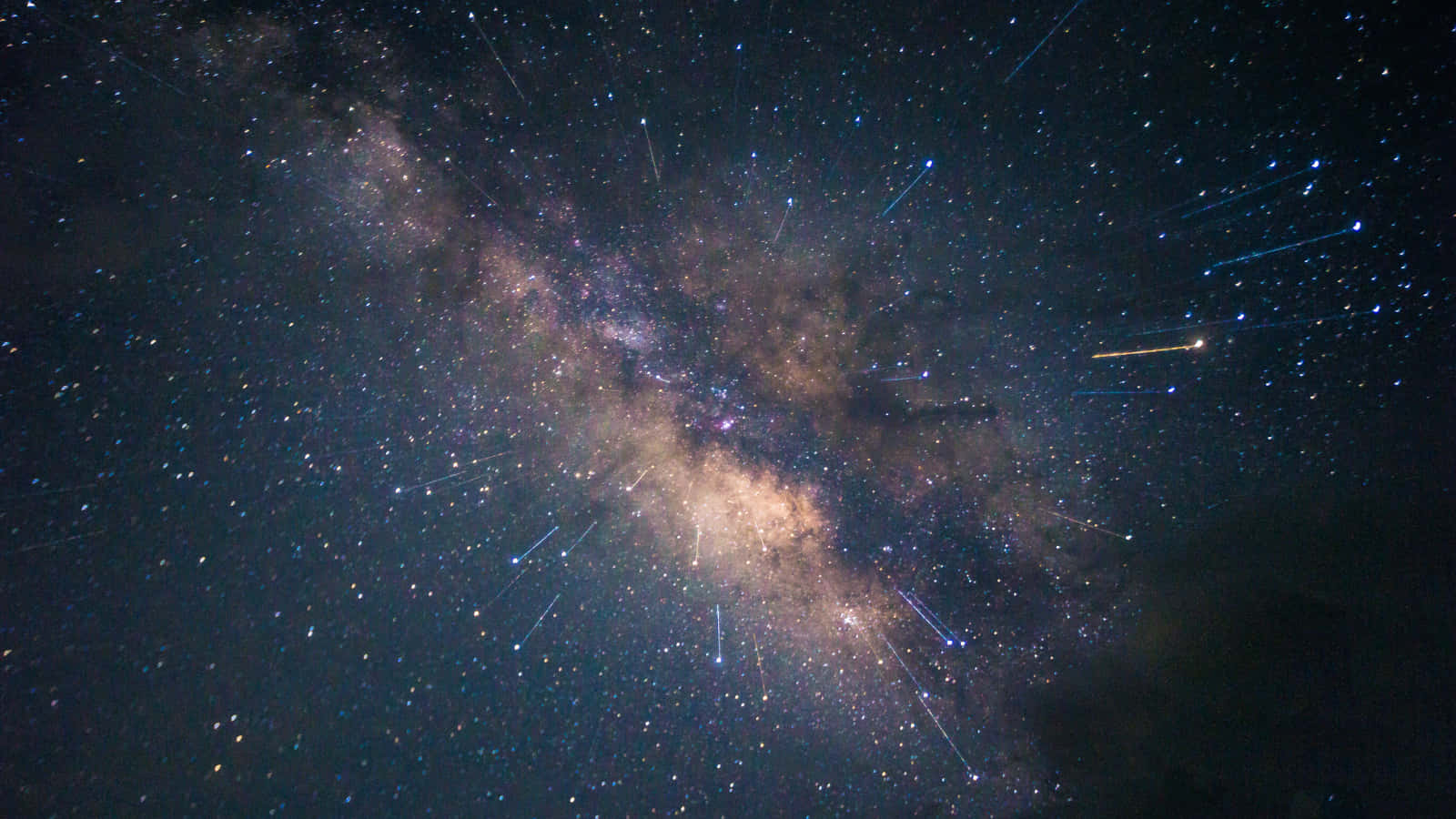 銀河系星空圖 壁紙 — 令人嘆為觀止的銀河系景觀，宇宙塵埃和流星在深邃的夜空中閃耀。