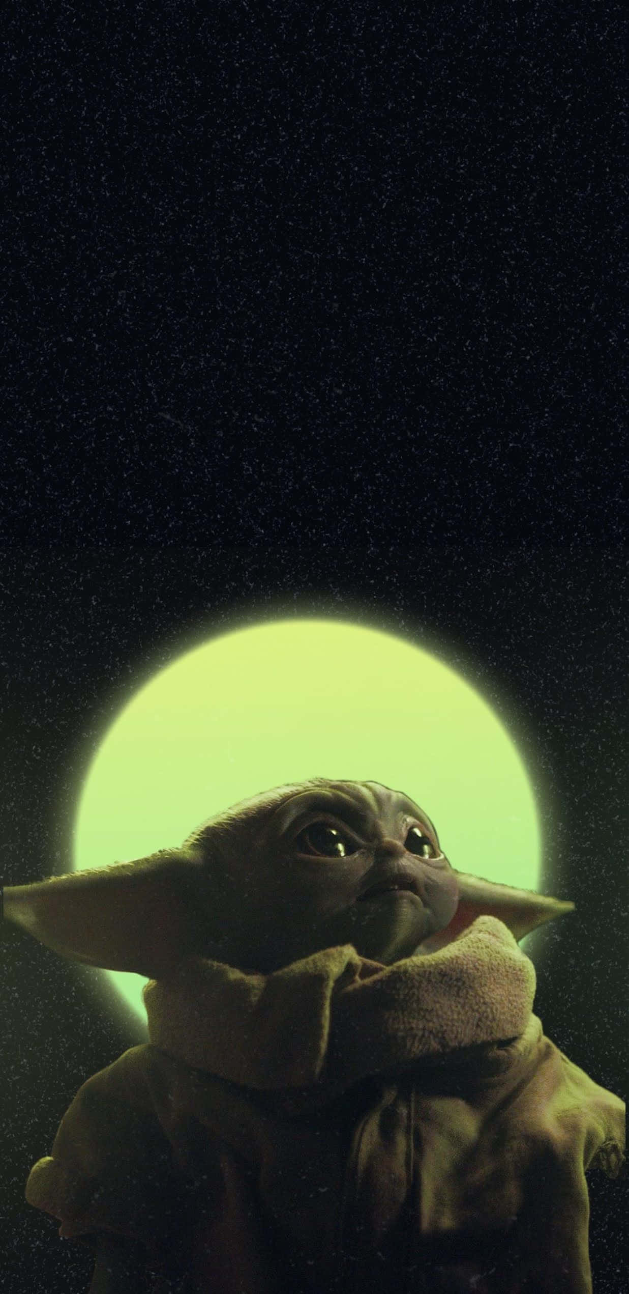 銀河系最可愛的寶寶——Baby Yoda 壁紙 — Baby Yoda 抬頭仰望星空，身後有一輪發光的綠色月亮。