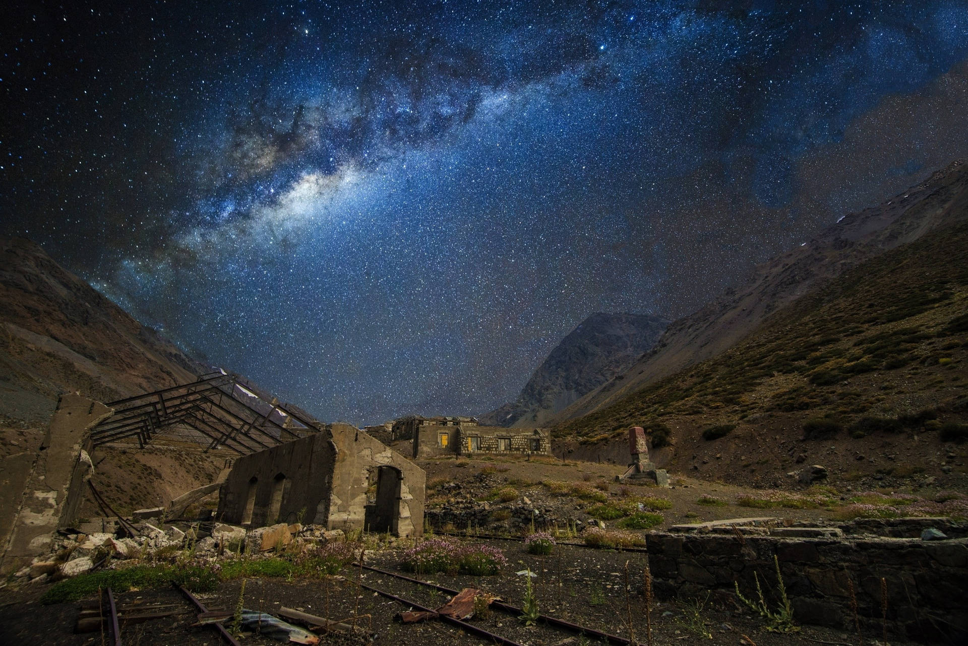 廢墟在星空之夜下，銀河可見。