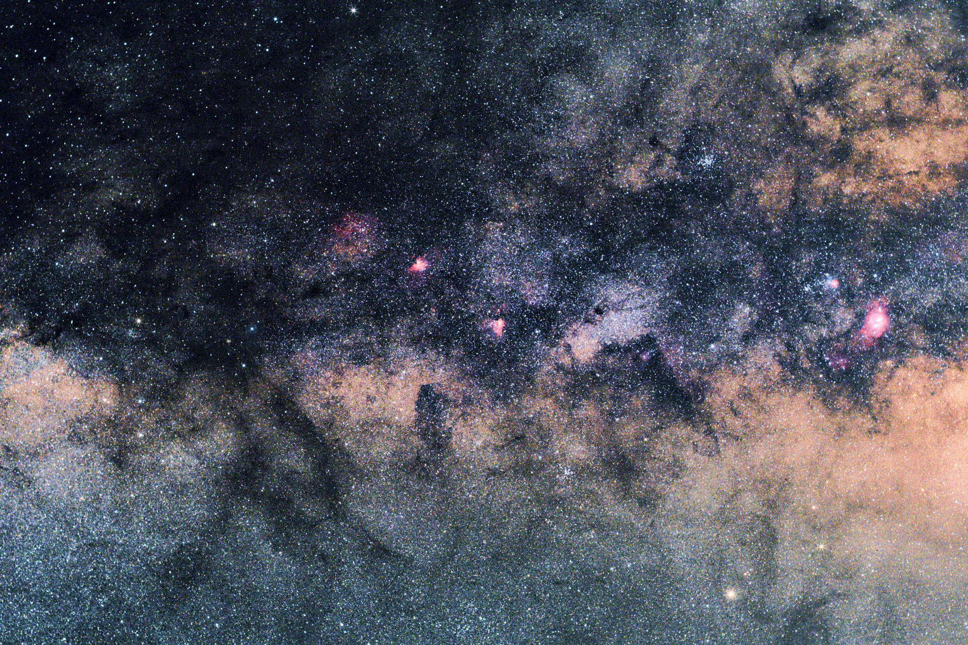 宇宙塵埃雲中的粉紅色星雲和星場的銀河系。