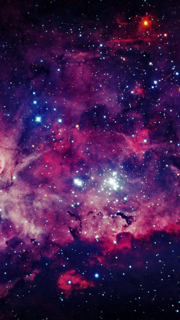 銀河紫色天空 iPhone 壁紙 — 一個充滿活力的宇宙星雲，在深邃的太空背景下，洋紅色和靛藍色的雲層中點綴著燦爛的星星。