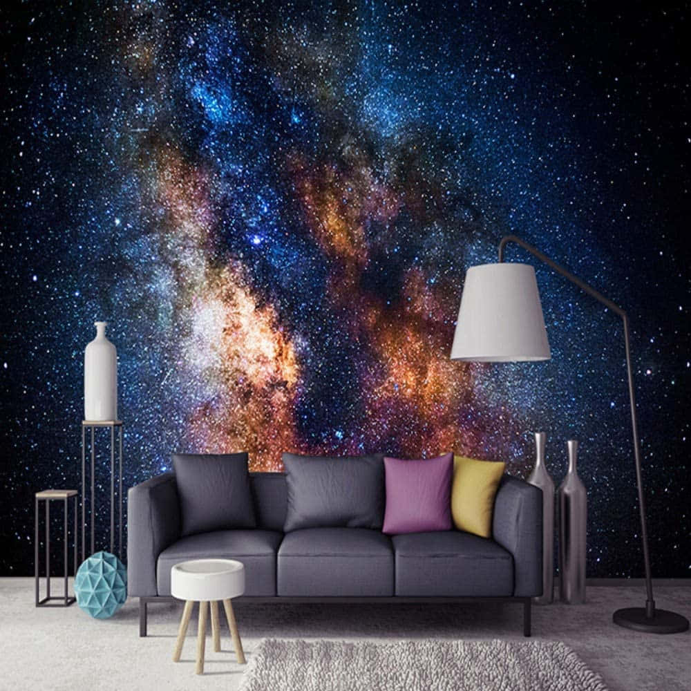 銀河與璀璨星辰的壯麗一瞥 壁紙 — 現代客廳採用宇宙星系牆紙，背景是充滿活力的星雲和星星，前方是灰色沙發，搭配紫色和黃色抱枕。