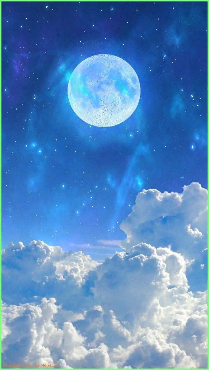 明亮的月亮在蓬鬆的白雲之上，星空藍天